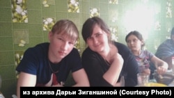 Погибший в Украине военнослужащий из российского иркутского поселка Чунский Илья Василенко с сестрой Дарьей Зиганшиной