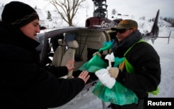 Helikopteri Gazelle korišteni i u humanitarnim akcijama, na fotografiji jedna takva akcija u Kalinoviku, 40 kilometara južno od Sarajeva, 2012. godine