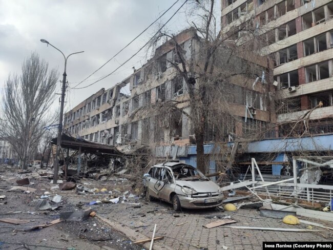 Мариуполь.  Последствия ракетных обстрелов русской авиацией.  Фото от 9-10 марта, 2022 года