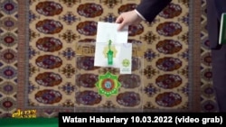 Урна для голосования на досрочных выборах президента Туркменистана. 