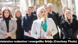 Ministarka rudarstva i energetike Srbije Zorana Mihajlović u obraćanju novinarima nakon obilaska radova na rekonstrukciji škole u Užicu, 15. mart 2022.