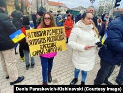 Участница демонстрации в Литве против войны в Украине