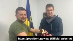 Уладзімір Зяленскі ўзнагародзіў ордэнам вызваленага з палону мэра Мелітопаля Івана Фёдарава