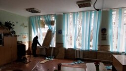 Много училищни сгради са унищожени от въздушни бомбардировки. 