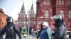 Letartóztatás a Vörös tér melletti Manyézs téren Moszkvában 2022-ben