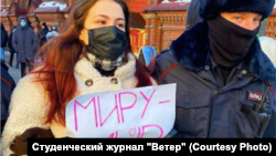 Задержание участницы антивоенной акции в Казани