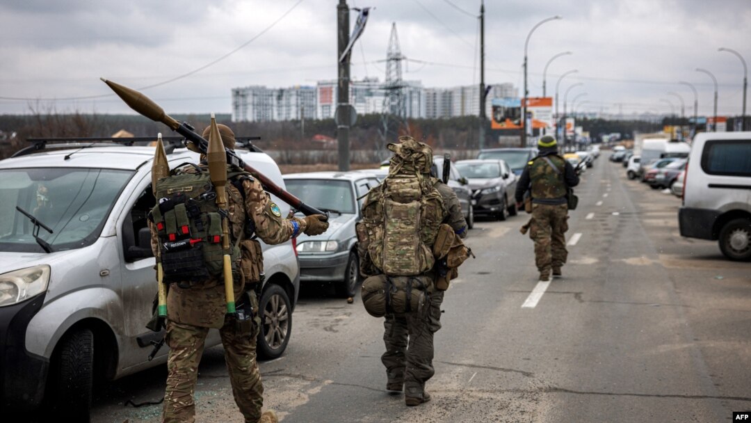 Ushtarët ukrainas në Irpin, që gjendet në veriperëndim të Kievit. 13 mars 2022.