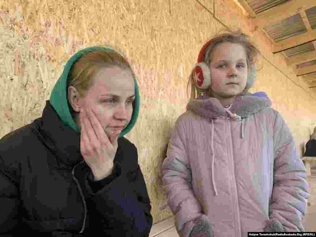 Оксана Мозгова з трьома дітьми 7, 12 і 13 років 14 березня втекла з Харкова. Жінка втратила роботу в аудиторській фірмі, в Європі нікого з рідних чи друзів не має. Оксана&nbsp;планує повернутись в Україну і сподівається, що будинок, де вона проживає, вціліє