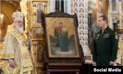 Святейший Патриарх Кирилл передает икону генералу Золотову