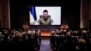 Volodimir Zelenszkij ukrán elnök az amerikai kongresszusnak küldött videoüzenetét nézik a Capitoliumban, Washingtonban 2022. március 16-án