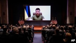 Volodimir Zelenszkij ukrán elnök az amerikai kongresszusnak küldött videoüzenetét nézik a Capitoliumban, Washingtonban 2022. március 16-án