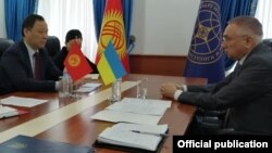 Министр иностранных дел КР Руслан Казакбаев и посол Украины в Кыргызстане Валерий Жовтенко.