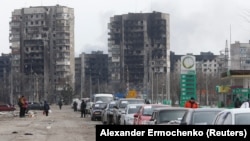 Civilians seek to leave the besieged port city of Mariupol by car on March 17.