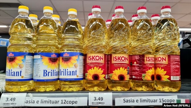 Çmimi i vajit të lulediellit në një dyqan më 10 mars 2022, Prishtinë.