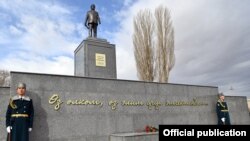 Памятник Турдакуну Усубалиеву в селе Кочкор Нарынской области.
