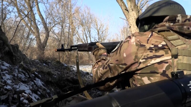 Trupat ukrainase përpiqen t’i zmbrapsin forcat ruse nga fshati afër Kievit