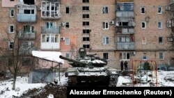 Российский танк с буквами "Z" перед жилым домом в городе Волноваха Донецкой области. Украина, 11 марта 2022 года
