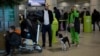Пассажиры в московском аэропорту Домодедово 5 марта 2022 года, в день, когда S7 Airlines отменила все свои международные рейсы из-за санкций, введенных против России в связи с вторжением страны в Украину.