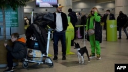 Пассажиры в московском аэропорту Домодедово 5 марта 2022 года, в день, когда S7 Airlines отменила все свои международные рейсы из-за санкций, введенных против России в связи с вторжением в Украину