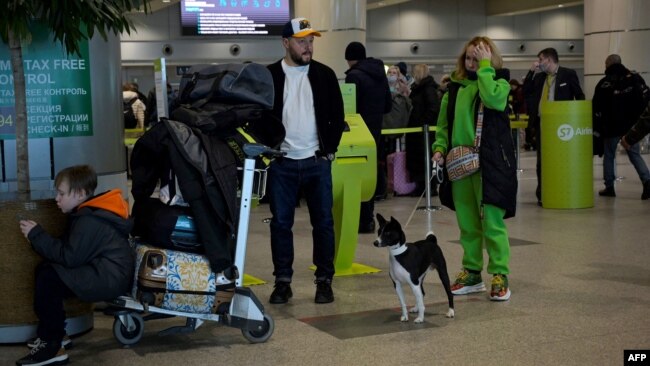 Passengers at Moscow's Domodedovo airport on March 5, after S7 Airlines cancelled all its international flights due to sanctions.