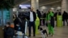 Hoppon maradt utasok a domogyedovói repülőtéren, Moszkvában az európai repülési tilalom bevezetésének napján, 2022. március 5-én
