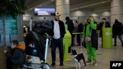 Utasok a moszkvai Domogyedovo repülőtéren március 5-én, miután az S7 Airlines a szankciók miatt törölte az összes nemzetközi járatát.