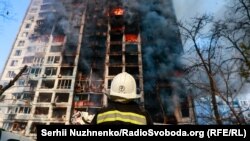 Последствия обстрела российскими военными жилого дома в Святошинском районе, Киев, 15 марта 2022 года