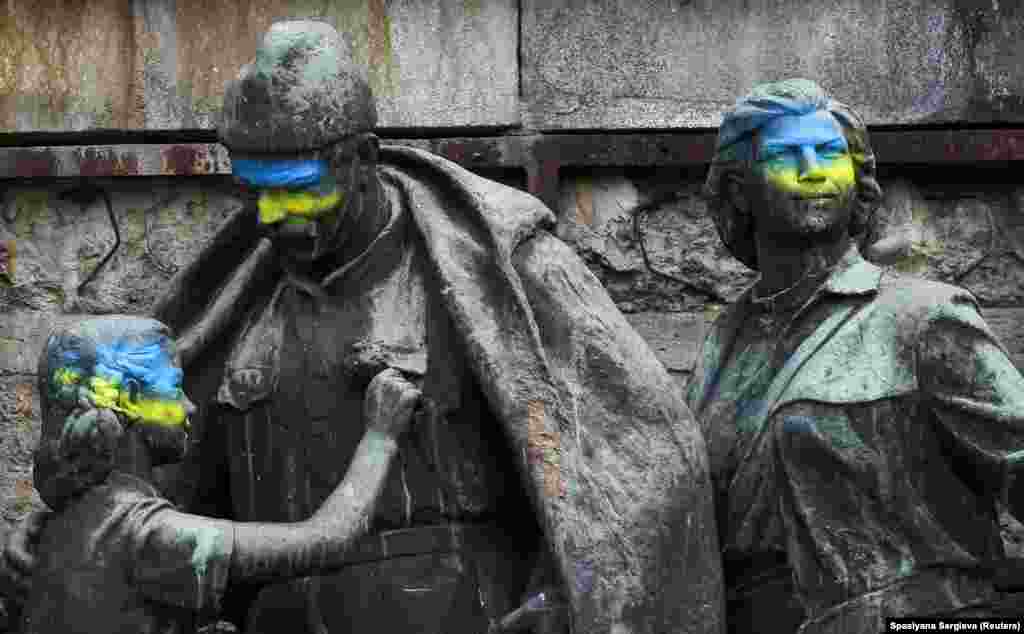 Detalj sa likovima antifašista iz perioda komunizma na opštini u Sofiji obojeni bojama ukrajinske zastave u znak solidarnosti s Ukrajinom, Bugarska, 13. mart 2022.