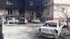 Остатки сгоревших автомобилей на стоянке в городе Мариуполь, Украина, 10 марта 2022 г.