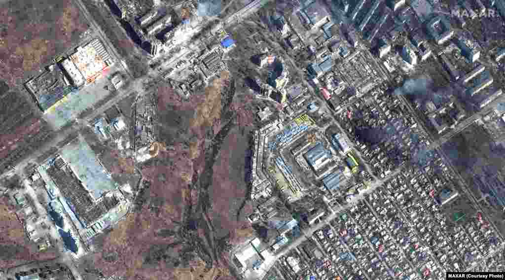 Зруйновані будинки і пожежі у Приморському районі Маріуполя. Знімок Maxar від 14 березня 2022 року
