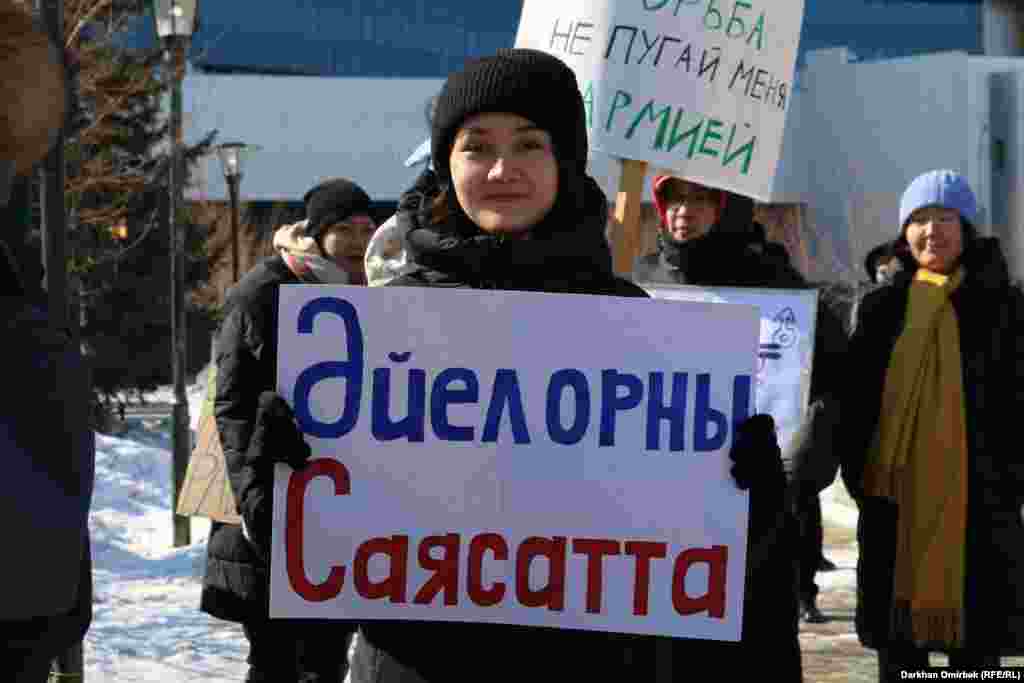 Отсутствие или малочисленность женщин в политике &mdash; частая причина феминистских собраний в Казахстане. Лозунг &laquo;Место женщины &mdash; в политике&raquo; также был замечен и в Алматы 8 марта&nbsp;