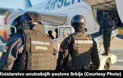 Policija je evakuisala putnike iz aviona koji je leteo na relaciji Beograd-Moskva, 14. mart 2022.