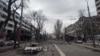 На одной из улиц разрушенного Мариуполя, 10 марта 2022 года