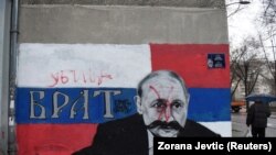 Već dan nakon što je naslikan, pojavila se poruka na muralu Vladimiru Putinu. Dopisana je reč "ubica", 6. mart 2022.