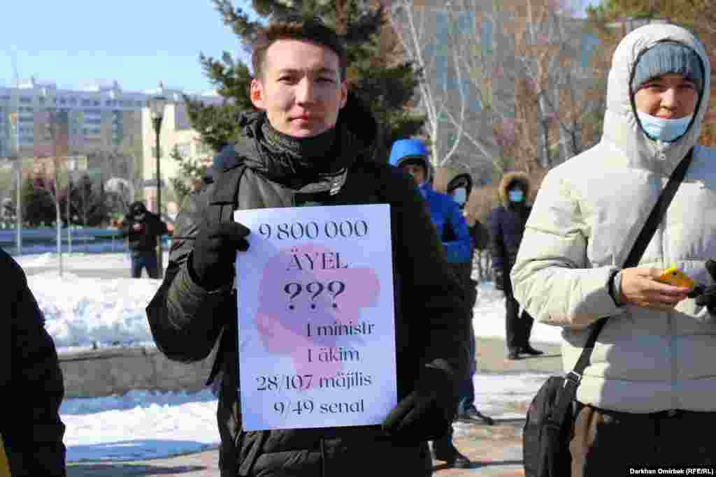 Участник митинга показывает собравшимся, что 9,8 миллиона из 18 миллионов человек, населяющих Казахстан, &mdash; женщины. При этом среди министров и акимов только одна женщина,&nbsp;в 107-местном мажилисе женщин &mdash;&nbsp;28, а в сенате, где 49 мест, женщин всего девять&nbsp;&nbsp;