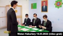 На досрочных президентсих выборах было организовано досрочное голосование. 10 марта, 2022 (кадр из репортажа государственного телевидения Туркменистана) 
