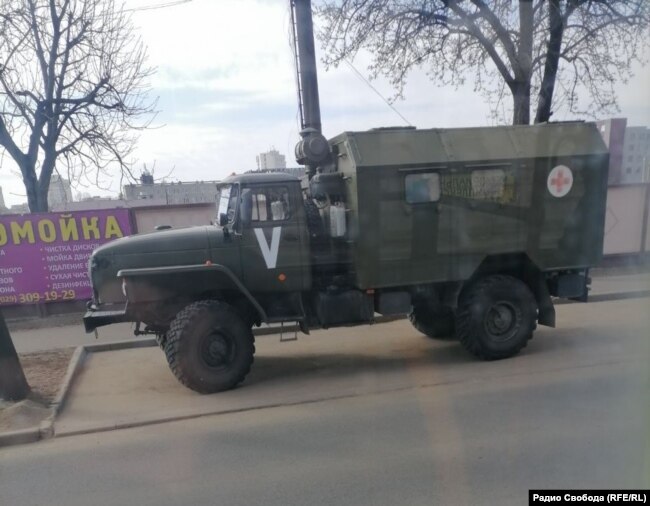 Медицинский автотранспорт России на улице в Минске