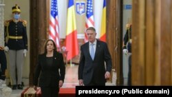 Președintele Klaus Iohannis s-a întâlnit în primăvară cu Kamala Harris, vicepreședinta SUA. Oficialii americani au subliniat în mai multe rânduri rolul Parteneriatului Strategic. Imagine din aprilie 2022. 