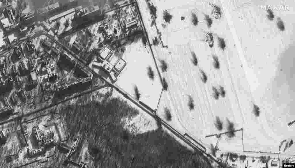 На супутниковому знімку видно воронки від артилерійського удару поблизу одного із житлових районів Харкова, Україна. Фото&nbsp;Maxar Technologies, 16 березня 2022 року