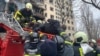 У ДСНС повідомляють про загиблу людину внаслідок «влучання артснаряду» в 9-поверхівку на Оболоні в Києві