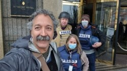 Kamerman Fox newsa Pjer Zakrževski (levo) sa kolegama ispred hotela Interkontinental u Kijevu, mart 2022.