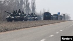 Convoi al trupelor pro-ruse în afara orașului Volnovakha, controlat de separatiști, în regiunea Donețk, Ucraina, 12 martie 2022.