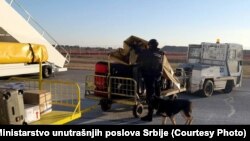 Pregled prtljaga na beogradskom aerodromu nakon dojave o bombi, 14. mart 2022.