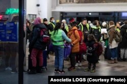 81 de refugiați au plecat vineri spre alte destinații via Budapesta din Gara de Nord Timișoara