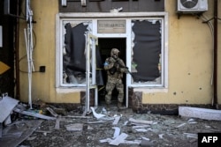 Украинский военнослужащий в здании недалеко от Киева, 12 марта 2022 года
