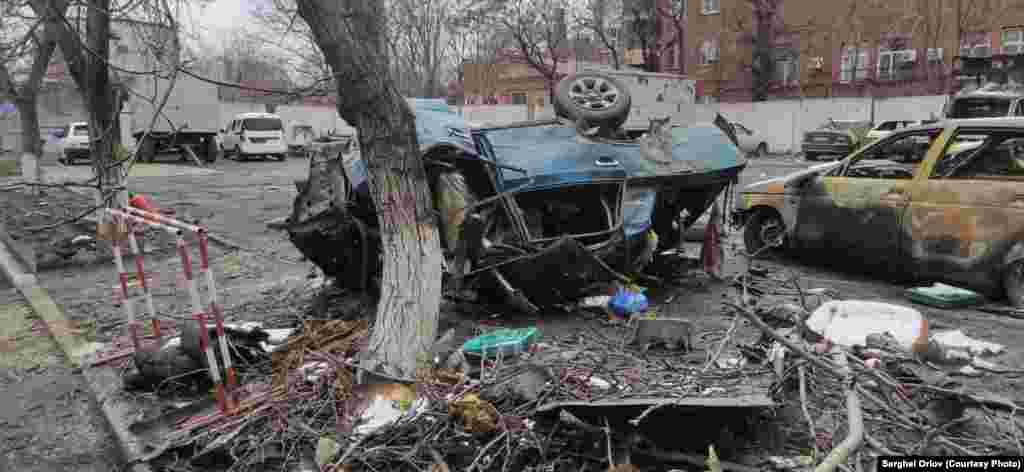 Mai multe vehicule avariate sau distruse într-o parcare din Mariupol, Ucraina, 10 martie 2022.