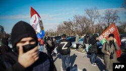 Szerb szélsőjobbosok tüntetnek Belgrádban Oroszország és Belarusz mellett az Ukrajna elleni támadás után