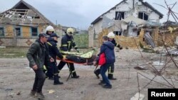Рятувальники несуть цивільного жителя, пораненого під час обстрілу Миколаєва військами РФ, 8 березня 2022 року