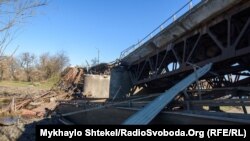 Наразі рух транспорту через міст припинено. Фото ілюстративне 