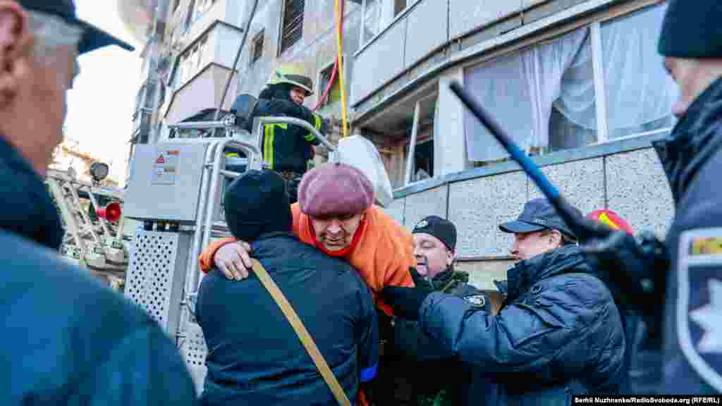 Наслідки обстрілу російськими військовими житлового будинку в Святошинському районі. Київ, 15 березня 2022 року